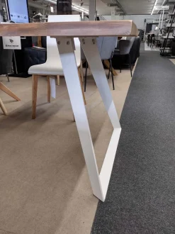 DOMINO LANKKUPÖYDÄN METALLIJALAT VALKEA