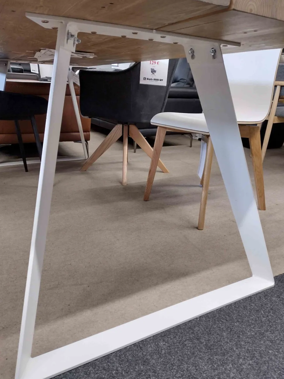DOMINO LANKKUPÖYDÄN METALLIJALAT VALKEA