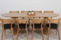 Everet ovaali tammi ruokapöytä + 8 Austin tammituolia