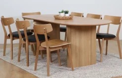 Everet ovaali tammi ruokapöytä + 8 Austin tammituolia