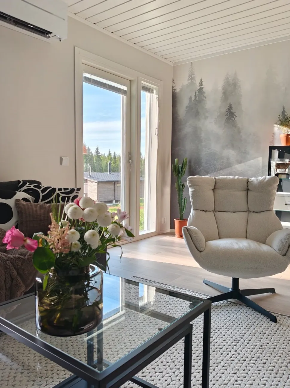 HYGGE NOJATUOLI, PYÖRIVÄLLÄ JALUSTALLA JA JALKARAHILLA