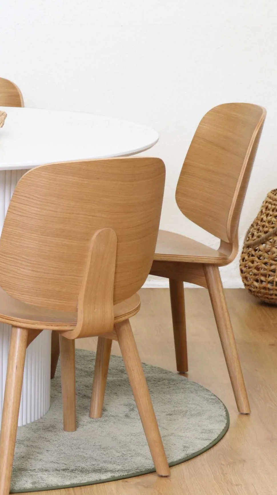 JANETTE 90 CM PYÖREÄ PÖYTÄ + 4 VIENNA TUOLIA