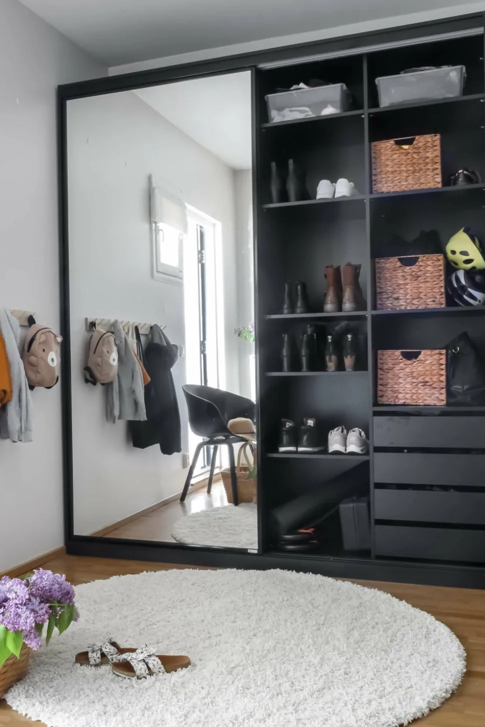 MIRRORLINE MITTATILAUSKOMEROT LIUKUOVILLA, SARANAOVILLA TAI VAATEHUONEEN SÄILYTYSRATKAISUT