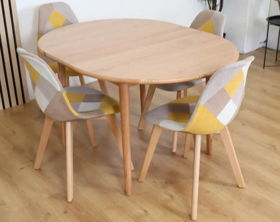 TROYES PYÖREÄ JATKETTAVA TAMMIPÖYTÄ + 4 DOMUS TUOLIA