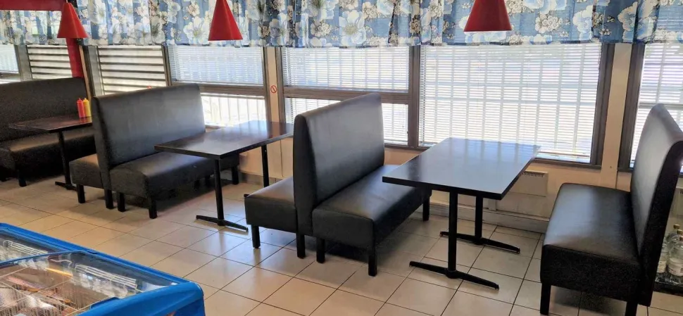 VEGAS RAVINTOLA SOHVA LOOSI JALOILLA 120 CM VARASTOERÄ!